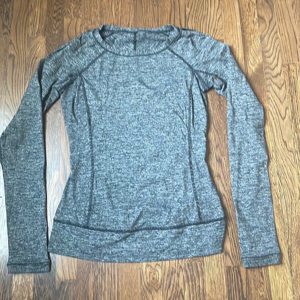 Lululemon Race your Pace grey black long sleeve striped top w thumbholes, size 6
